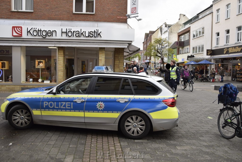 Einsatz BF Koeln Messerstecherei Koeln Porz Josefstr P26.JPG - Miklos Laubert